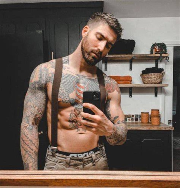 Potret Thor Bradley, Si Pembelah Kayu yang Viral di Medsos